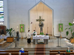 Heilige Messe mit Pfarrer Martin Fischer und Diakon Alexander von Rüden (Foto: Karl-Franz Thiede)